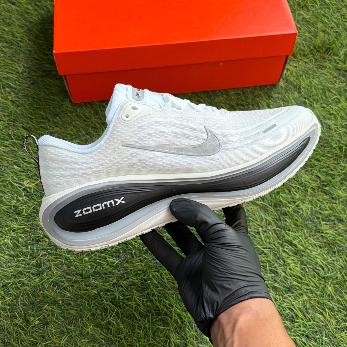 Nike Vomero Plus "White / Black"