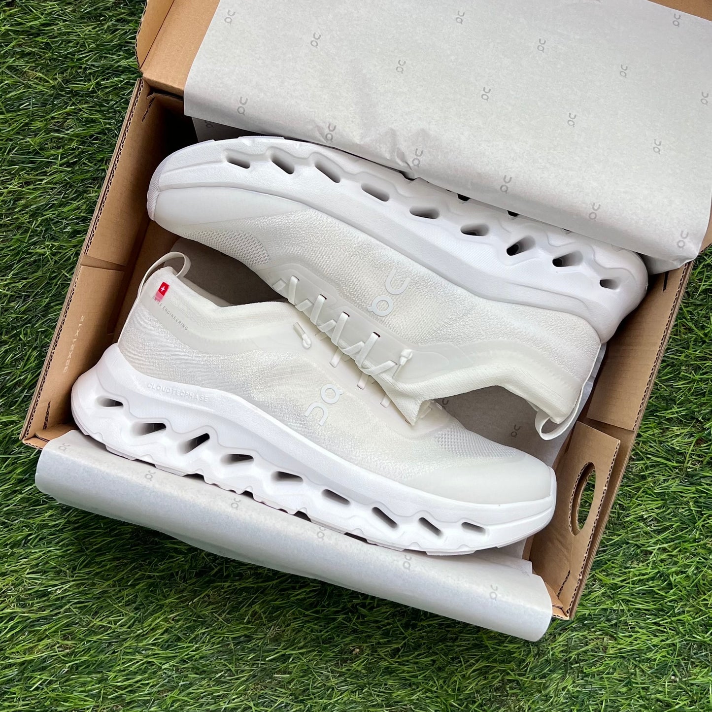 On Cloudtilt Moon “Triple White”