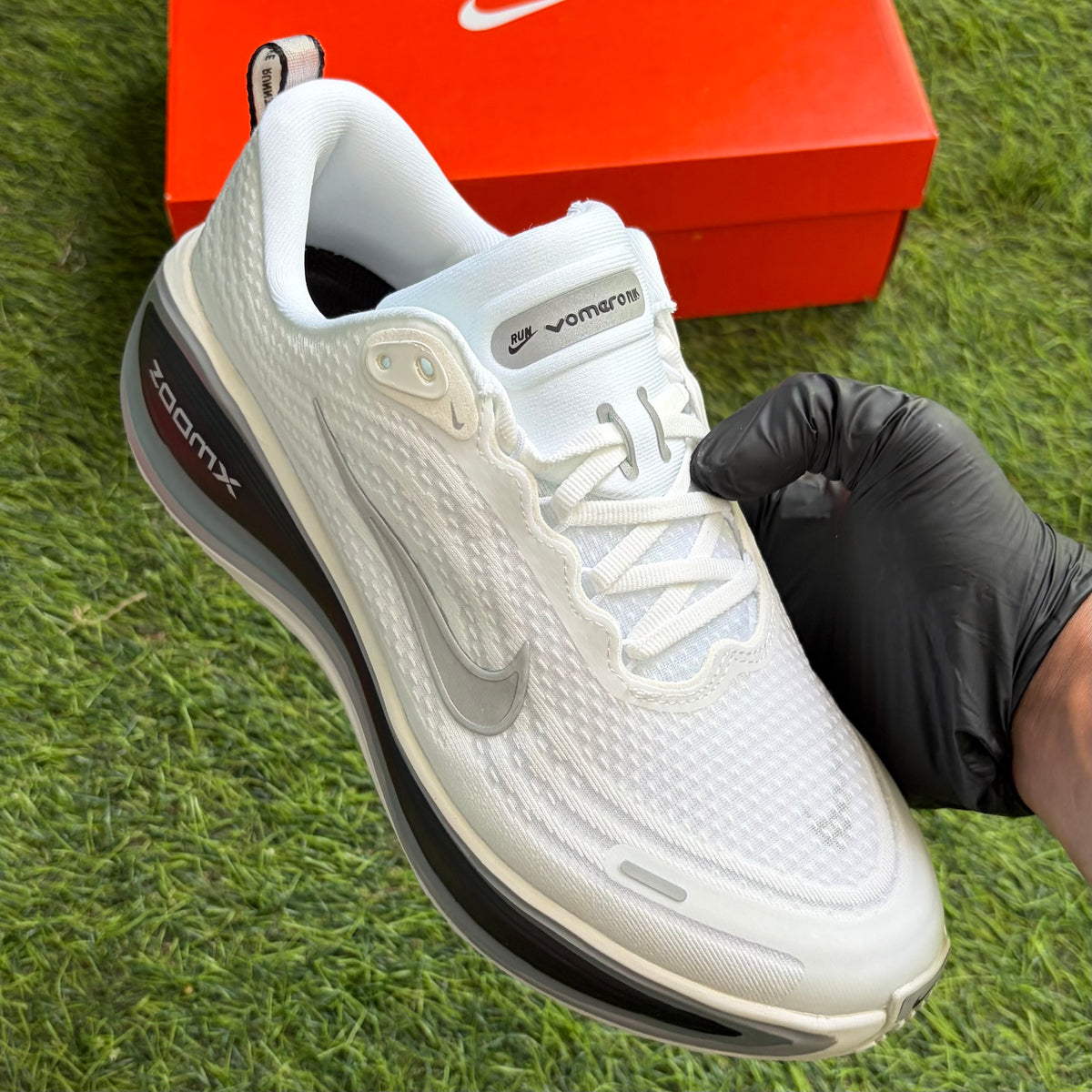 Nike Vomero Plus "White / Black"