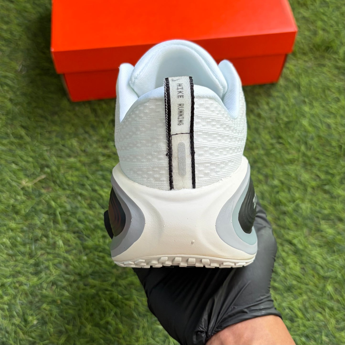 Nike Vomero Plus "White / Black"