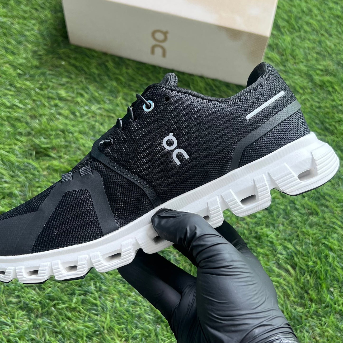 On Running Cloud 6 “Black White”