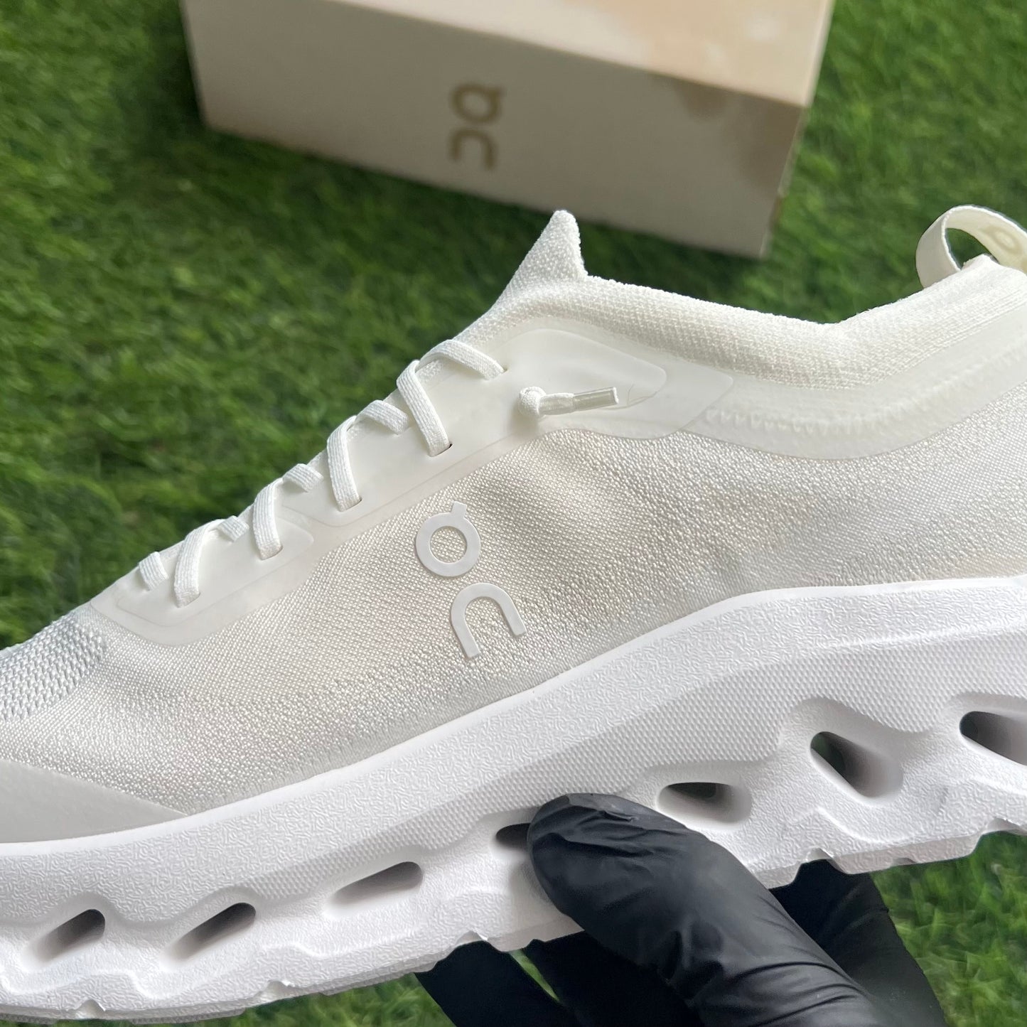 On Cloudtilt Moon “Triple White”