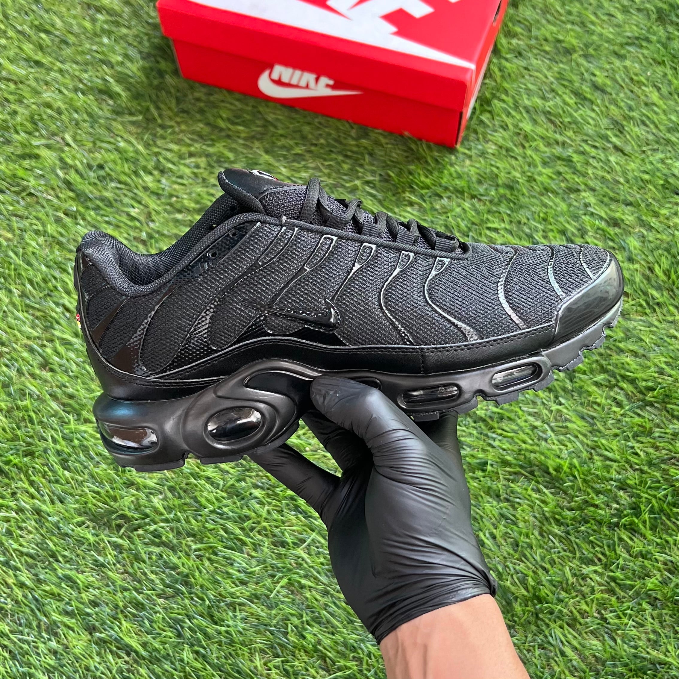 black nike air max plus outfit