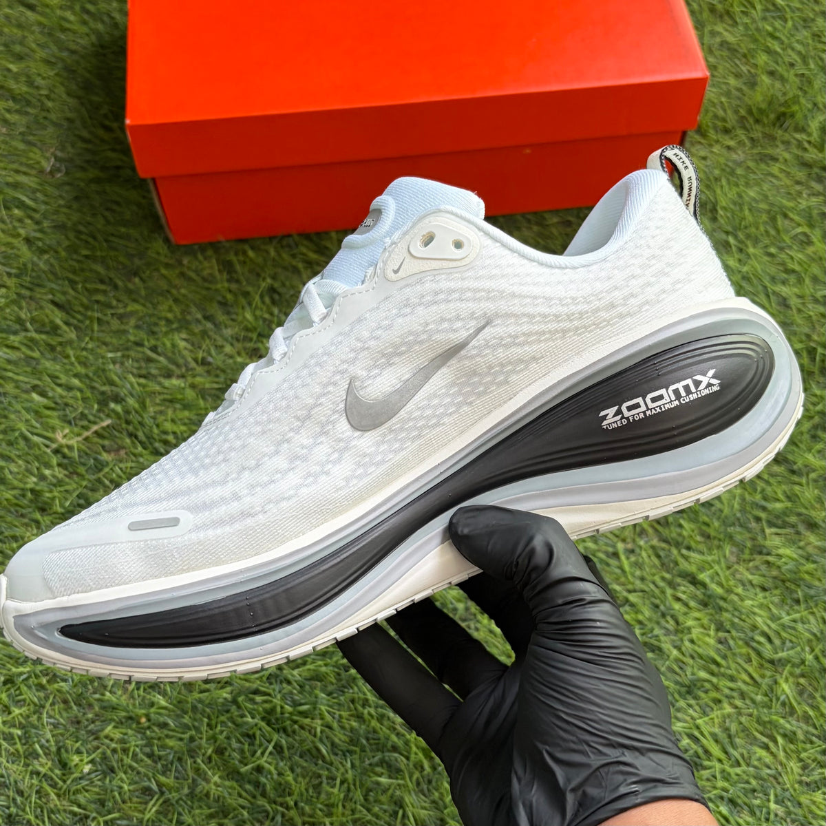 Nike Vomero Plus "White / Black"