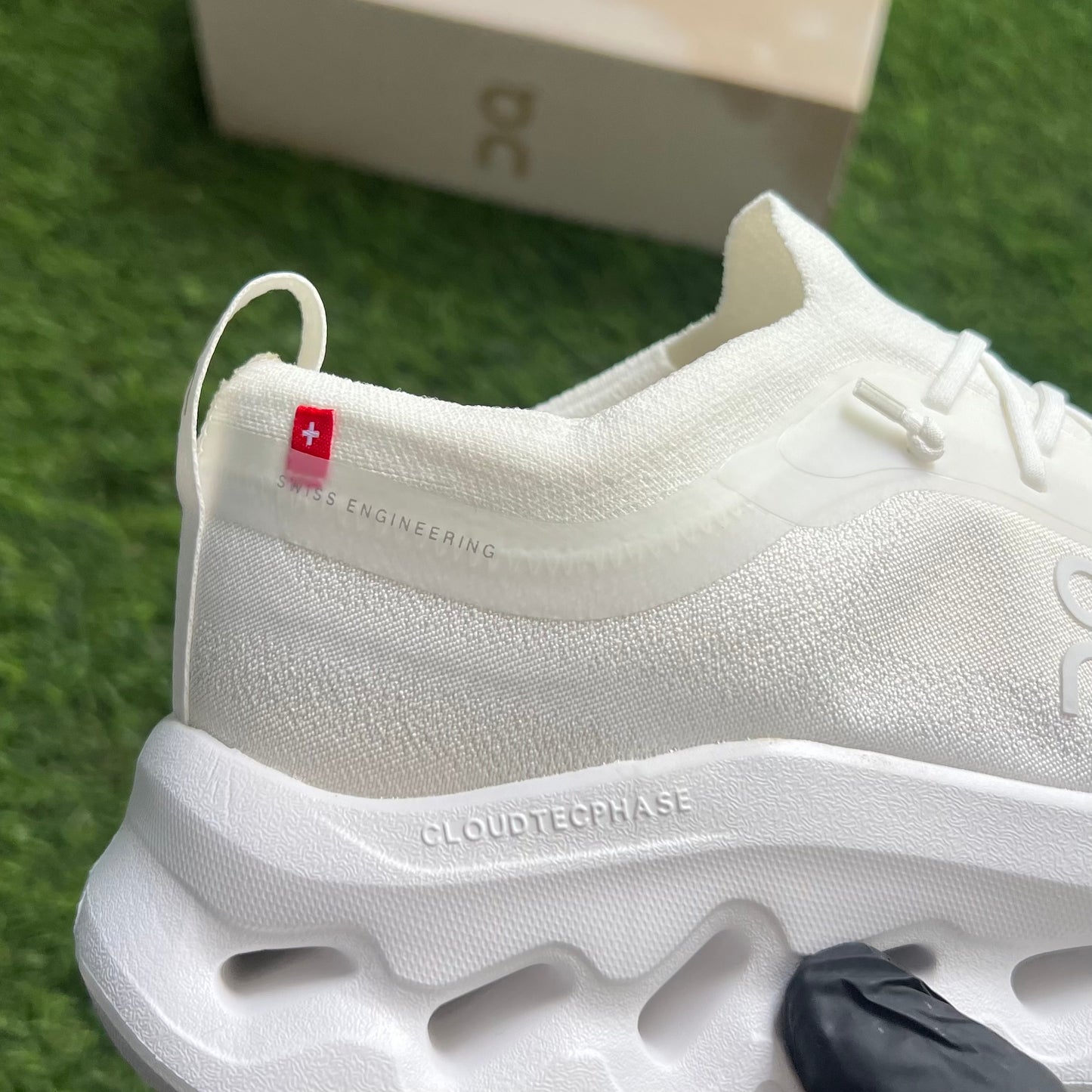 On Cloudtilt Moon “Triple White”