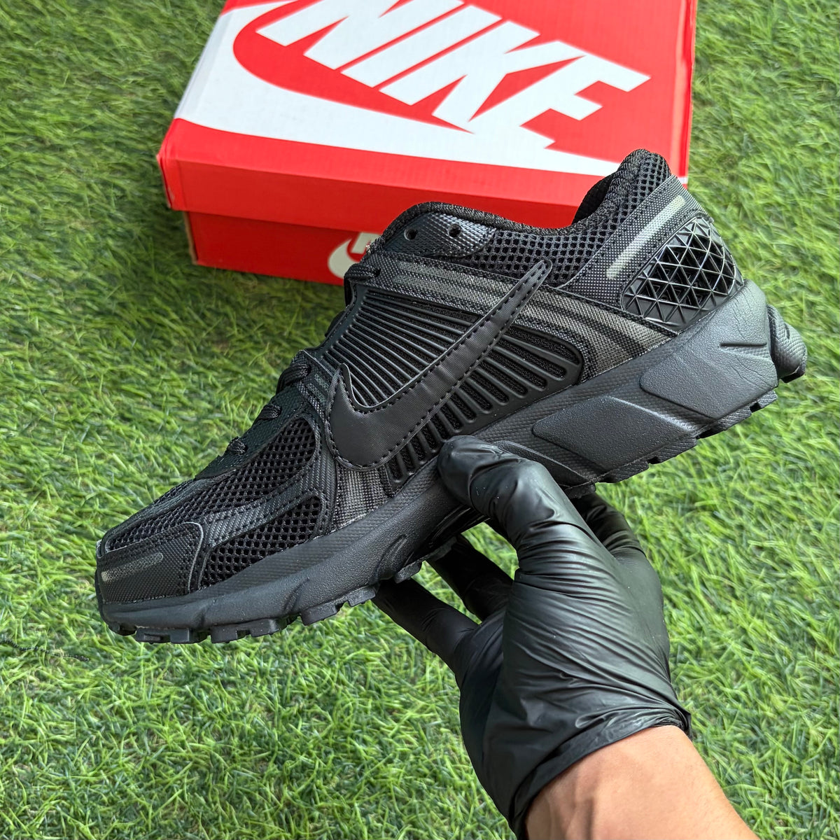 Nike Zoom Vomero 5 "Triple Black"